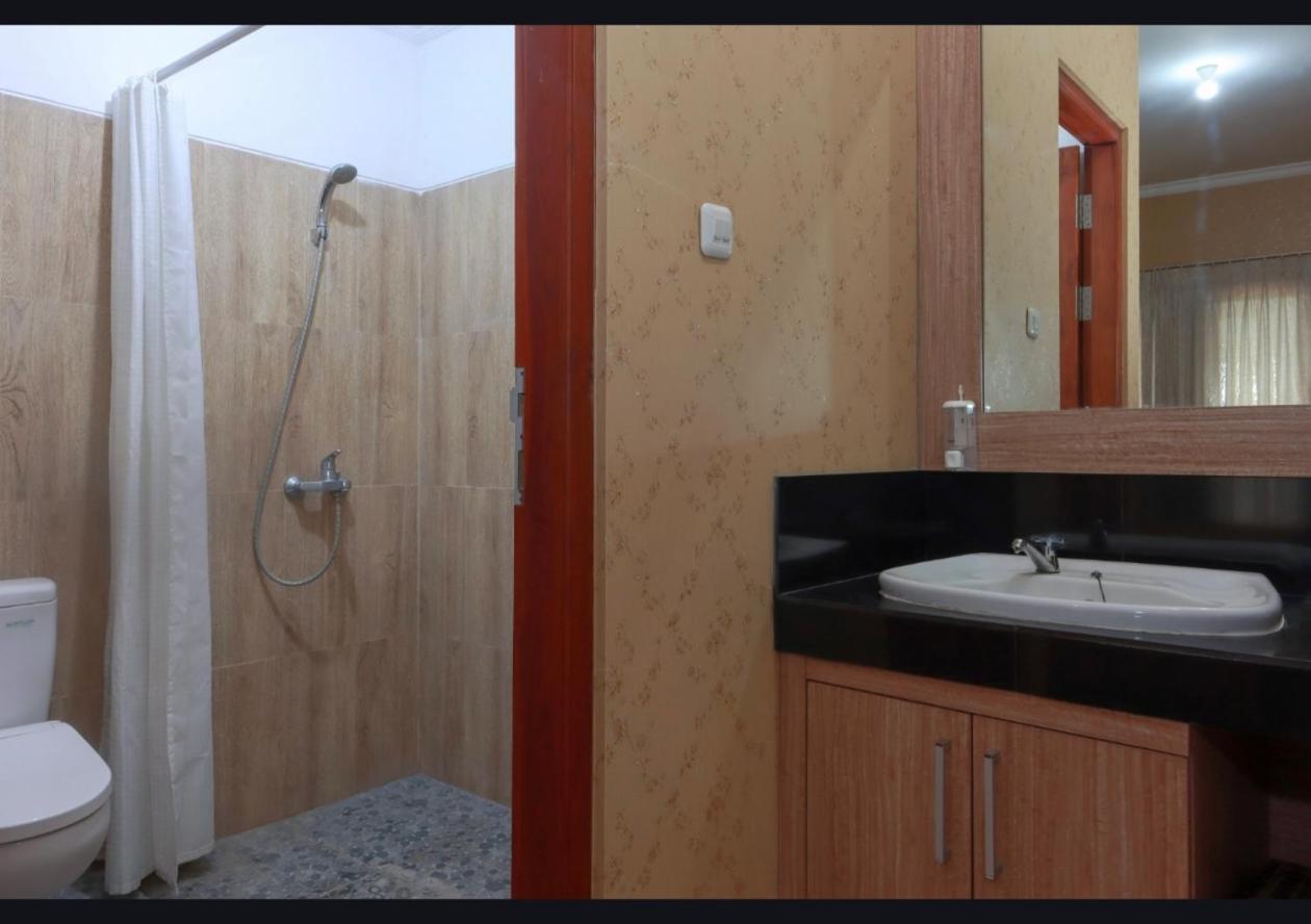 Lotus Homestay Labuan Bajo Exterior photo